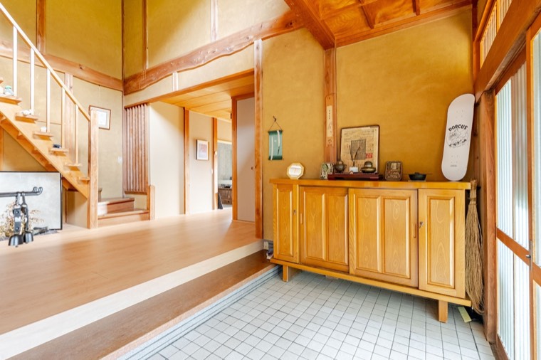 The entrance hall and its tiled floor